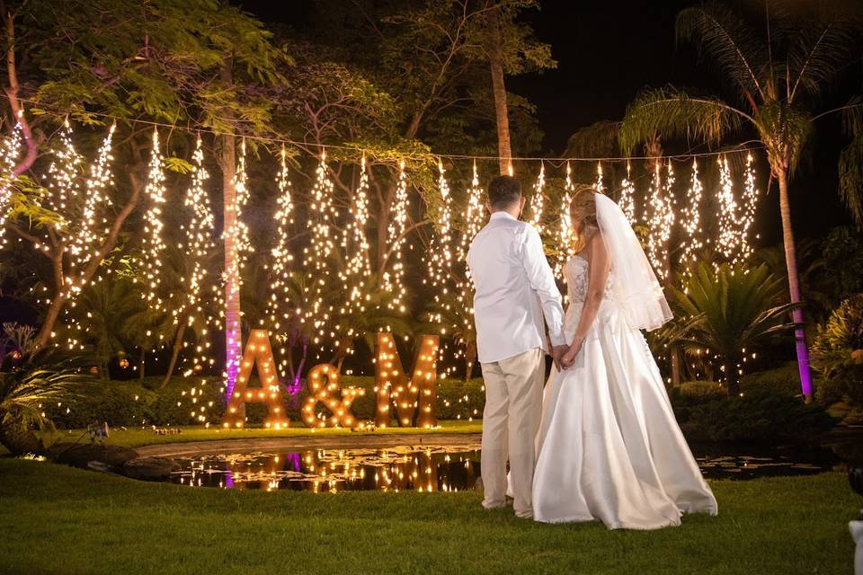 Pirotecnia frente a recién casados en el jardín