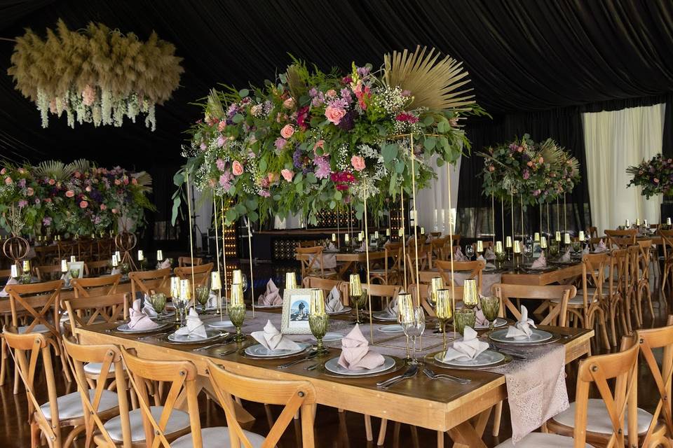 Montaje de mesa con arreglos florales altos