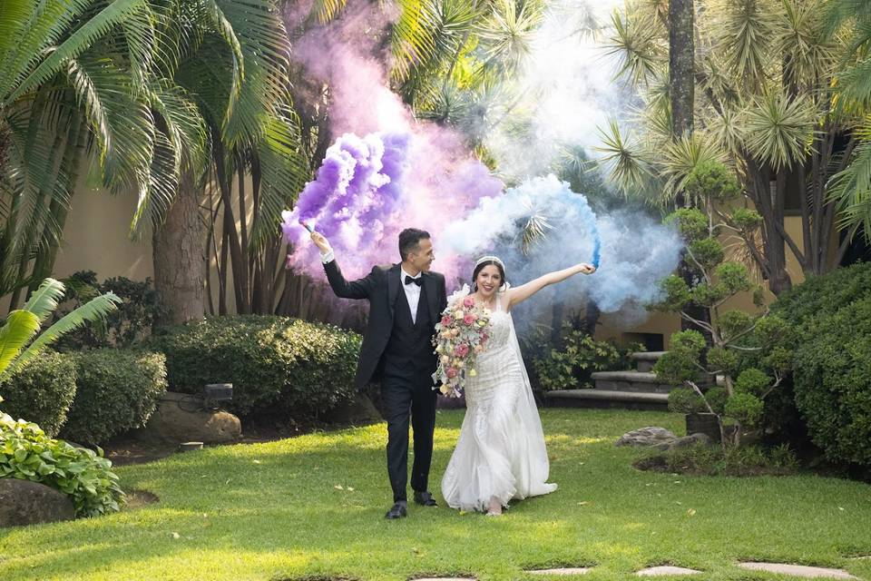 Entrada de novios con humo de colores