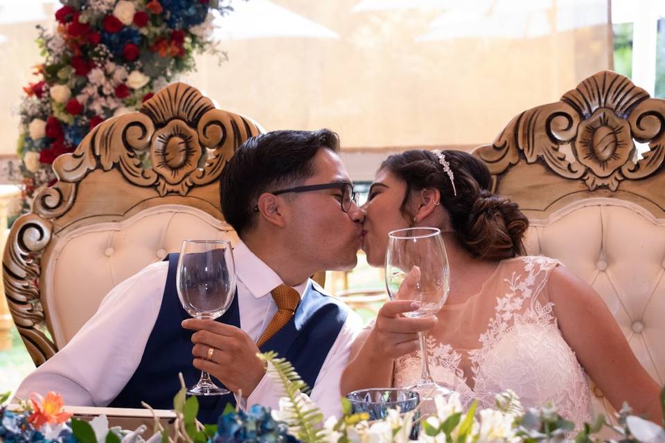 Brindis de novios dándose un beso