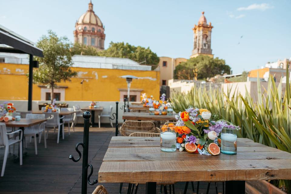 Montaje de mesas con flores y frutas