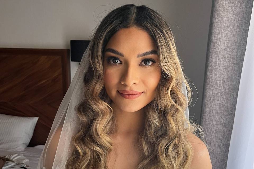 Novia con cabello ondulado