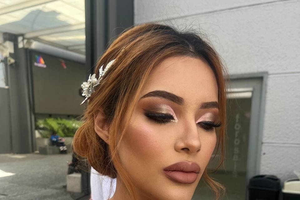 Novia con cabello recogido