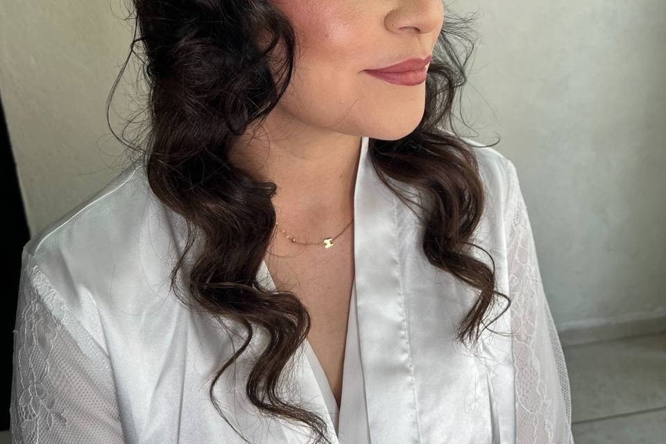Novia de perfil en bata blanca
