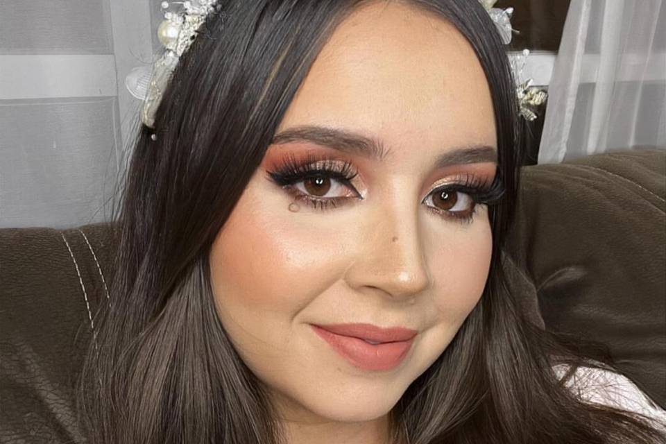 Novia con cabello suelto y tiara