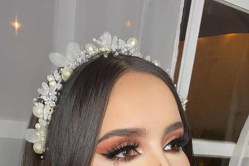 Novia con tiara blanca en la cabeza