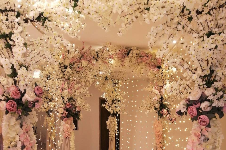 Decoración de salón con flores rosas y blancas