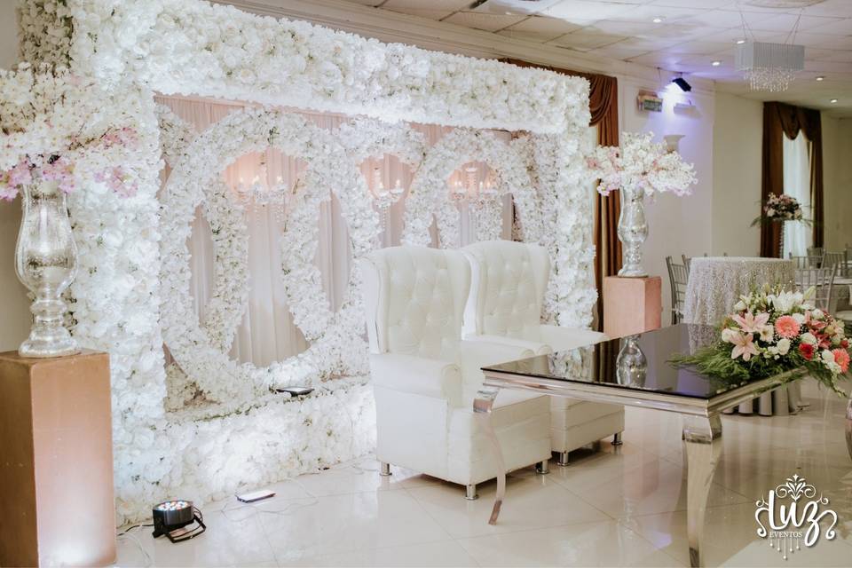 Mesa de novios decorada con flores blancas