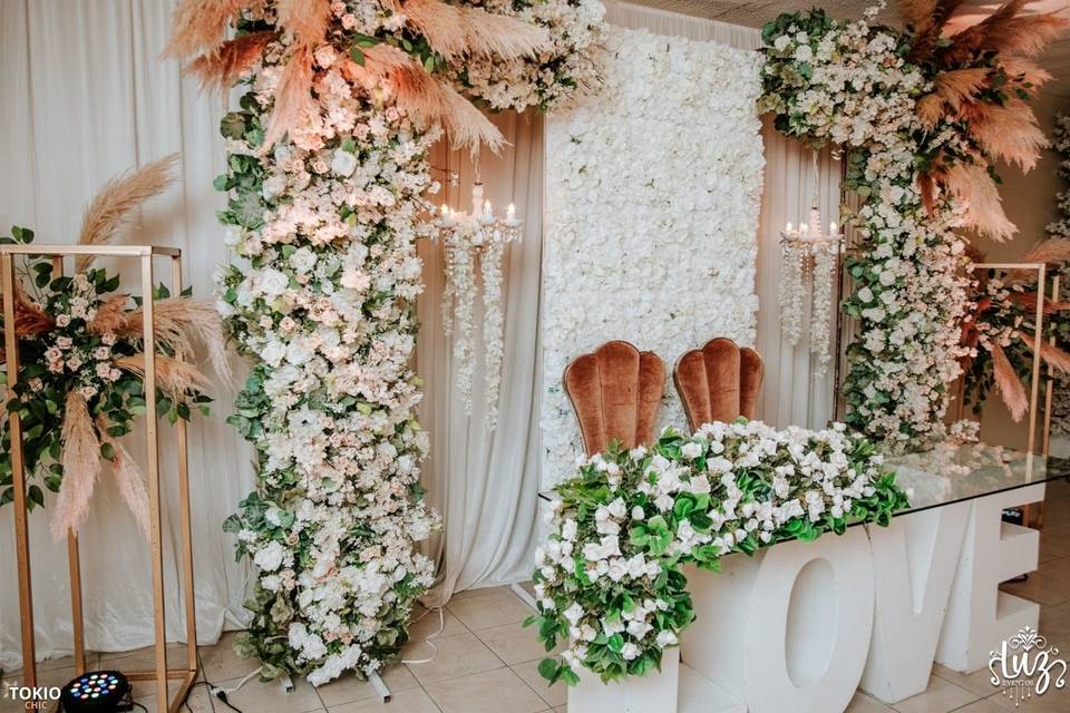 Mesa de novios decorada con rosas blancas