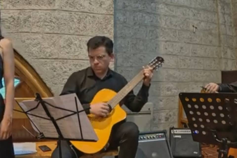 Trío Guitarras, Cello y Voz