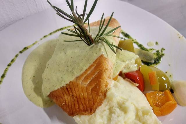 Salmón con crema de cilantro