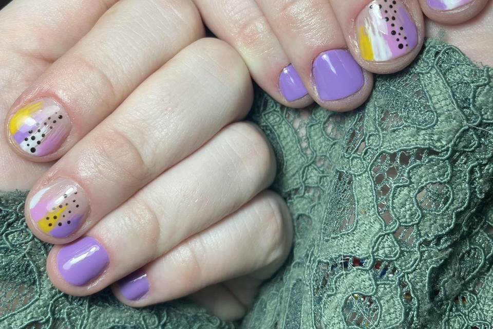 Uñas de gelish en morado y amarillo