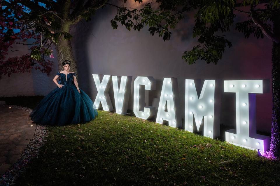 Letras gigantes iluminadas