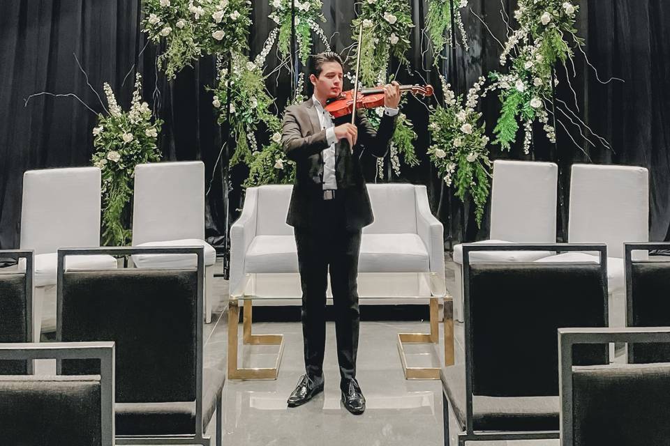 Civil con violín acústico