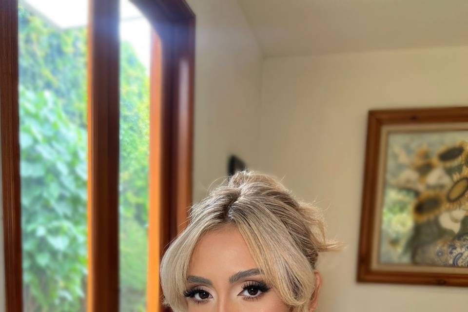 Maquillaje y peinado para dama