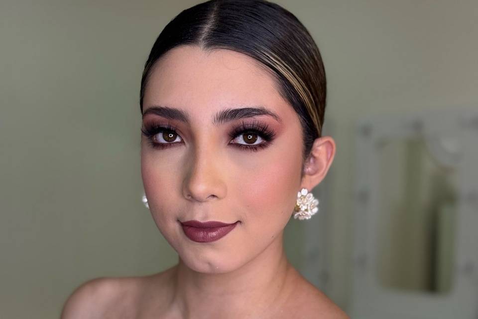 Maquillaje y peinado para dama