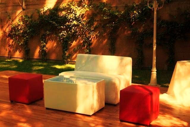 Equipo lounge sobre deck de madera