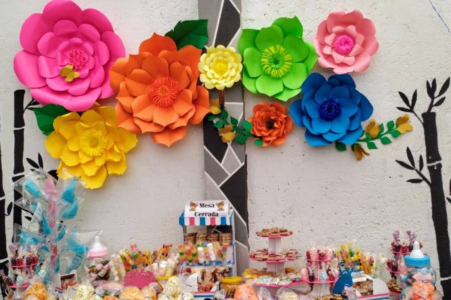 Mesa de dulces con flores