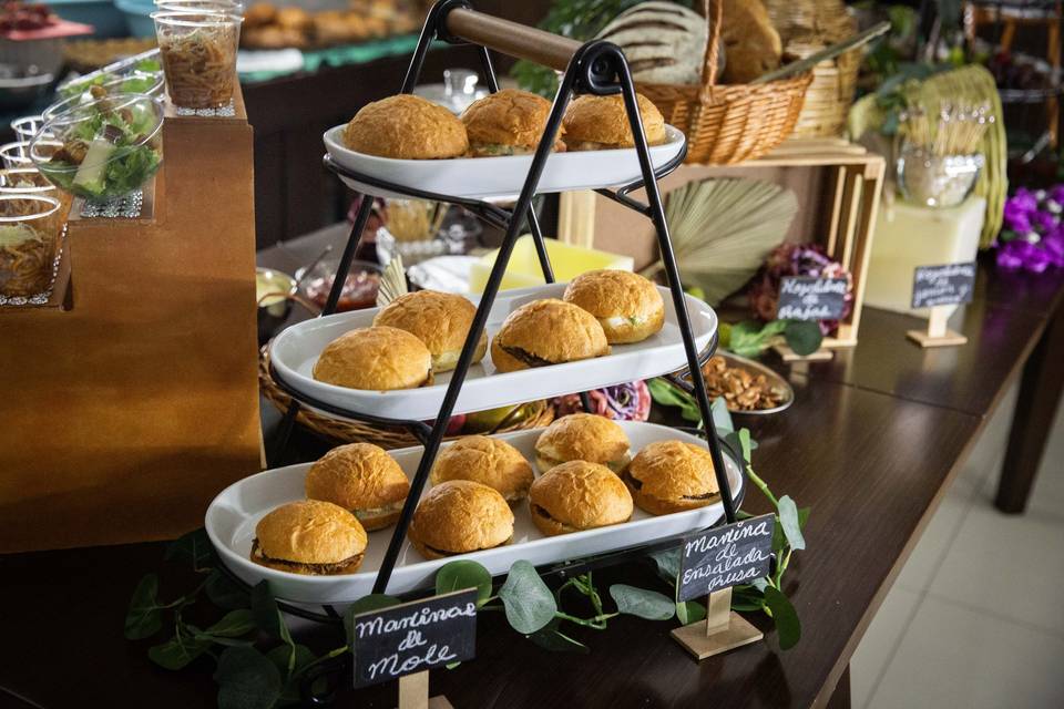 Mesa con bocadillos.