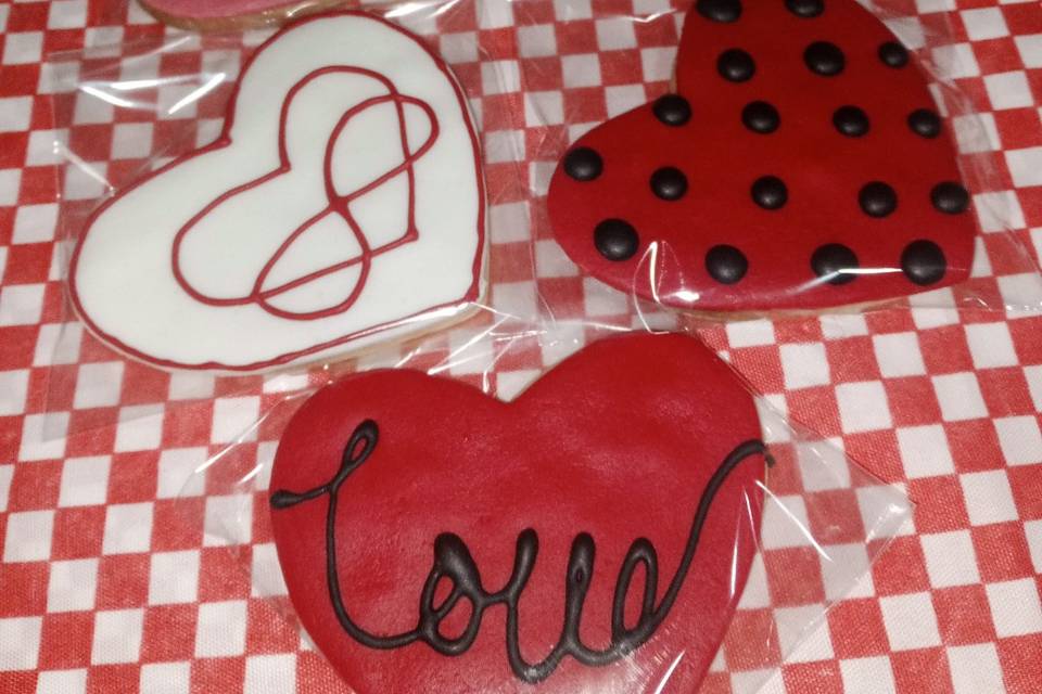 Galletas en forma de corazón rojo