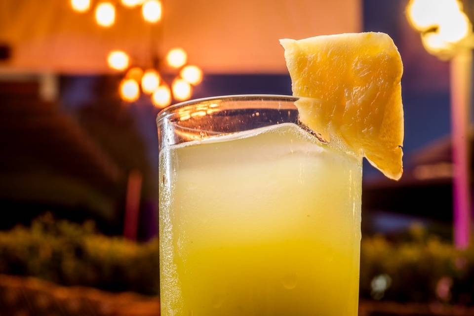 Agua de piña con apio