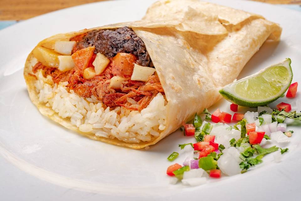 Burrito de tinga de pollo
