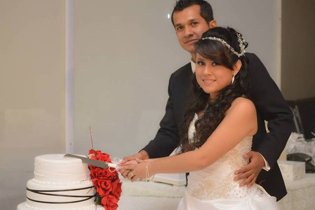 Novios posando