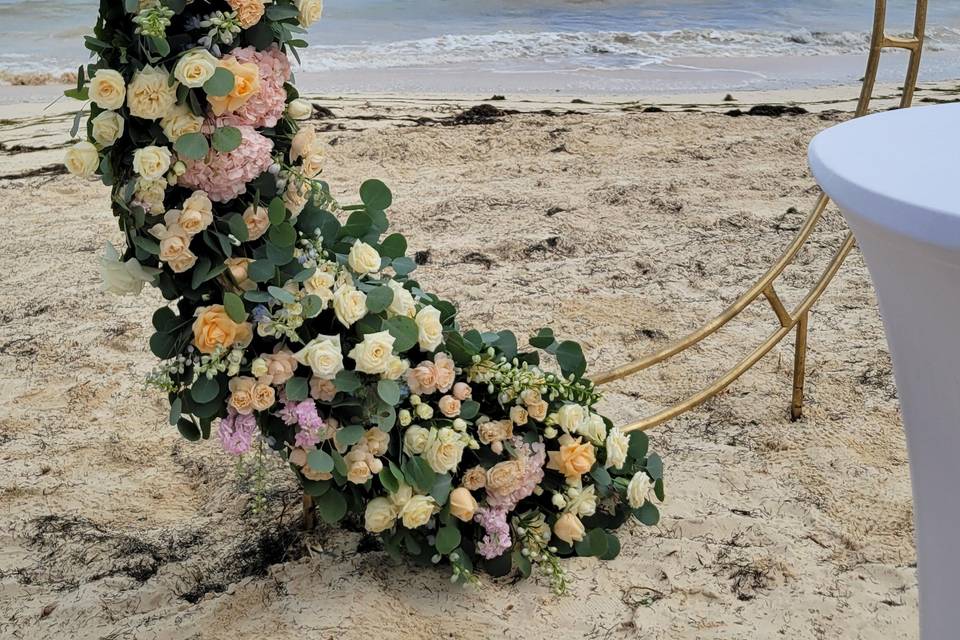 Arco de flores en la playa