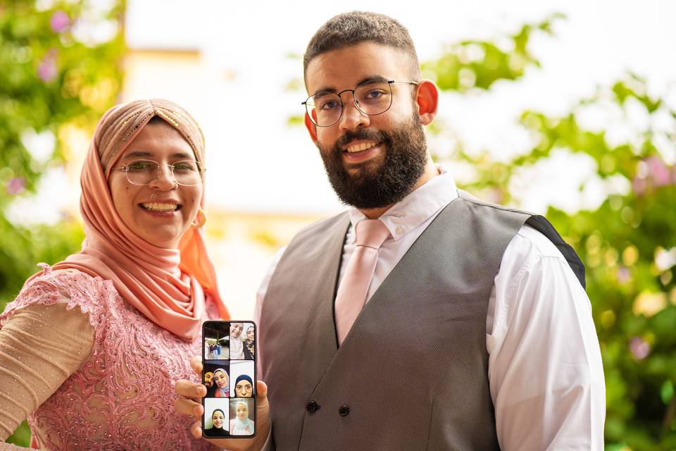 Novios con un celular en videollamada