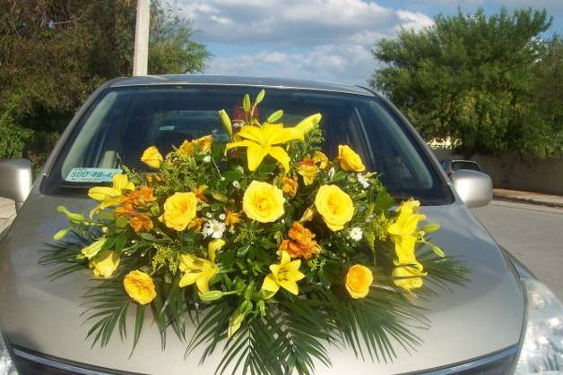 Arreglo en flores amarillas para el coche