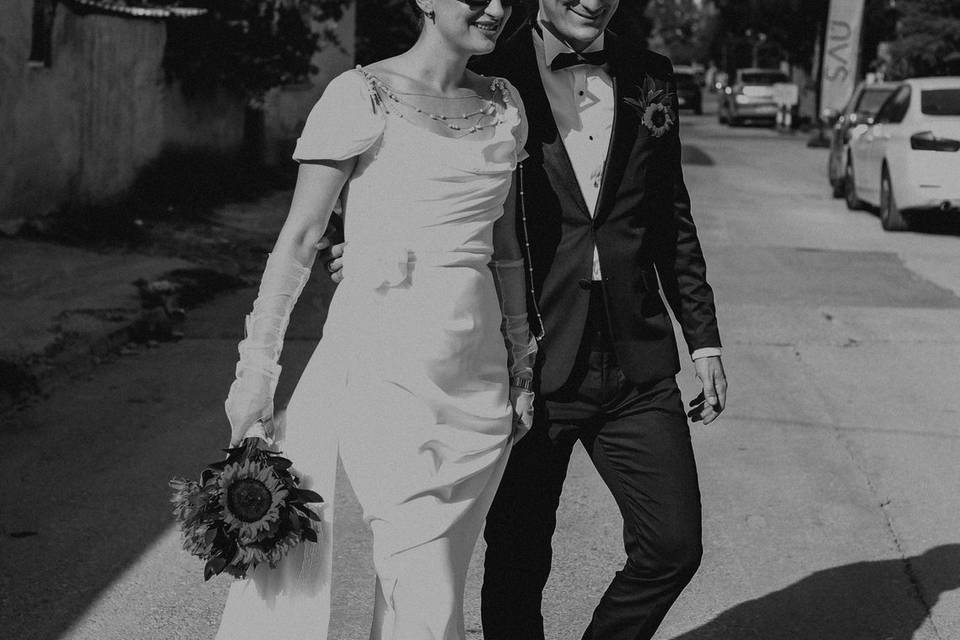 Pareja feliz caminando