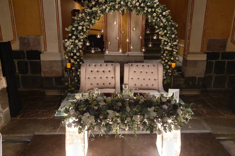 Mesa de novios con arco