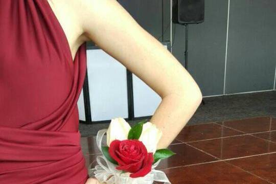 Corsage durazno y rojo