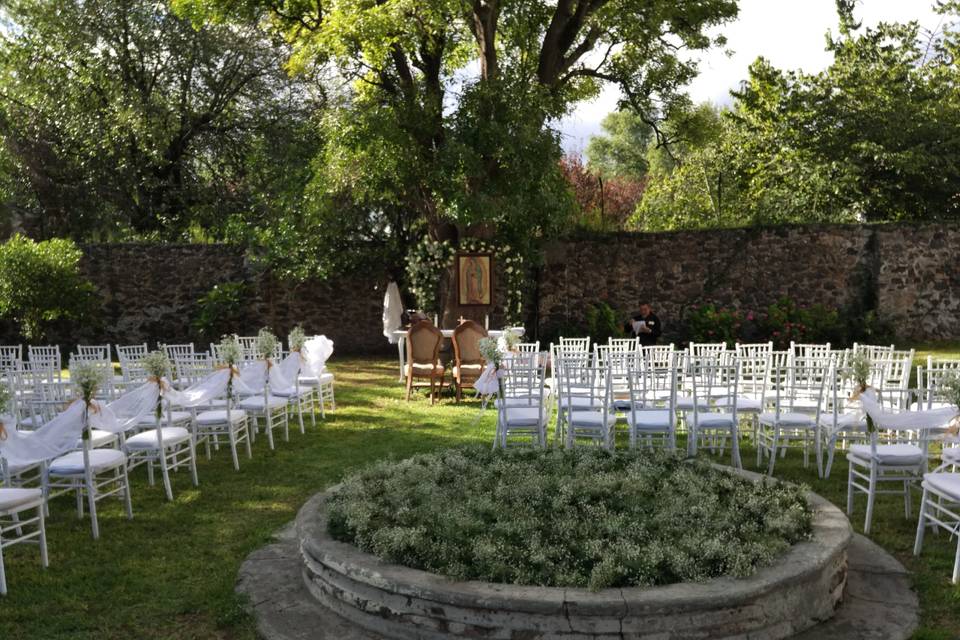 Pila con tulia y gypsophilia