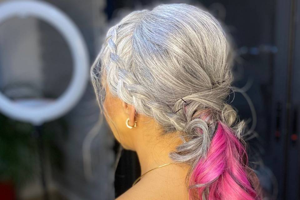Cabello gris y rosa trenzado