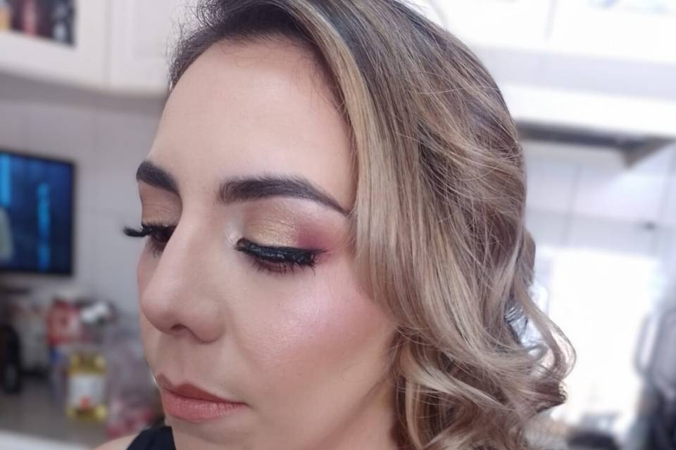 Mujer de perfil con sombra dorada y rosa