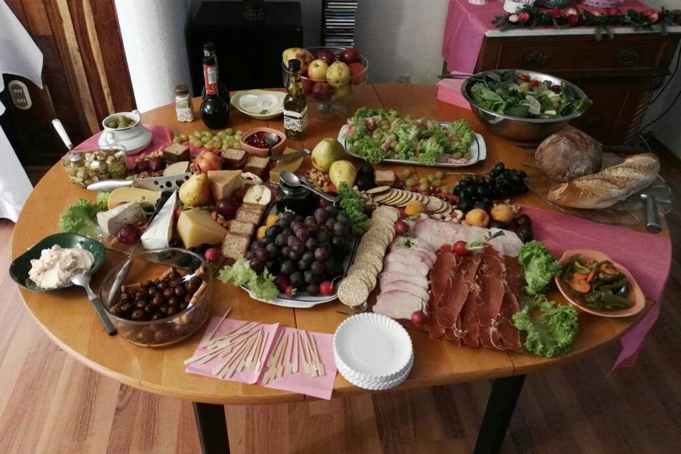 Mesa de quesos y carnes frías