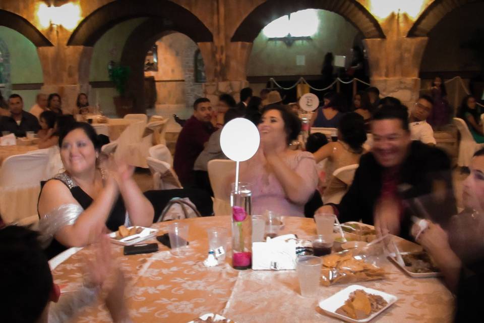 Magia por mesas en Boda.