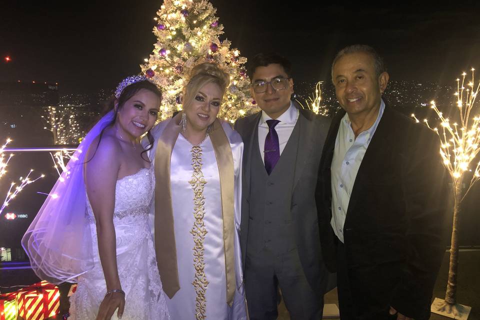 Felicitando a los novios