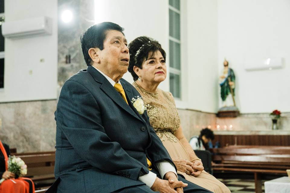 Sentados en la iglesia