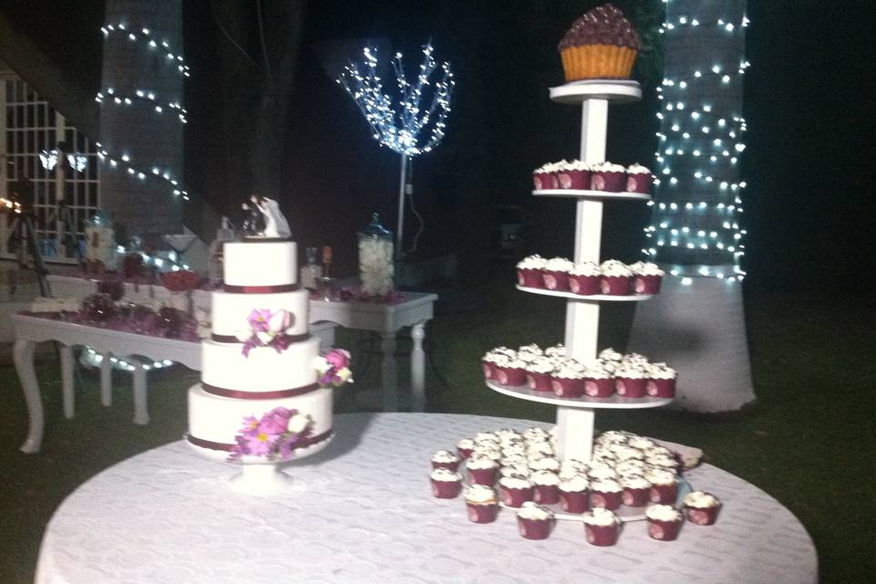 Pastel y torre de cupcakes