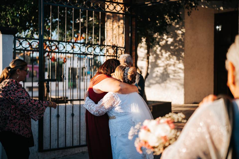 Invitada abrazando a la novia