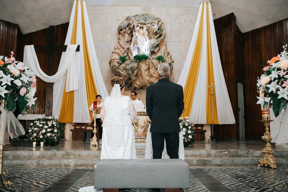 Novios frente al altar