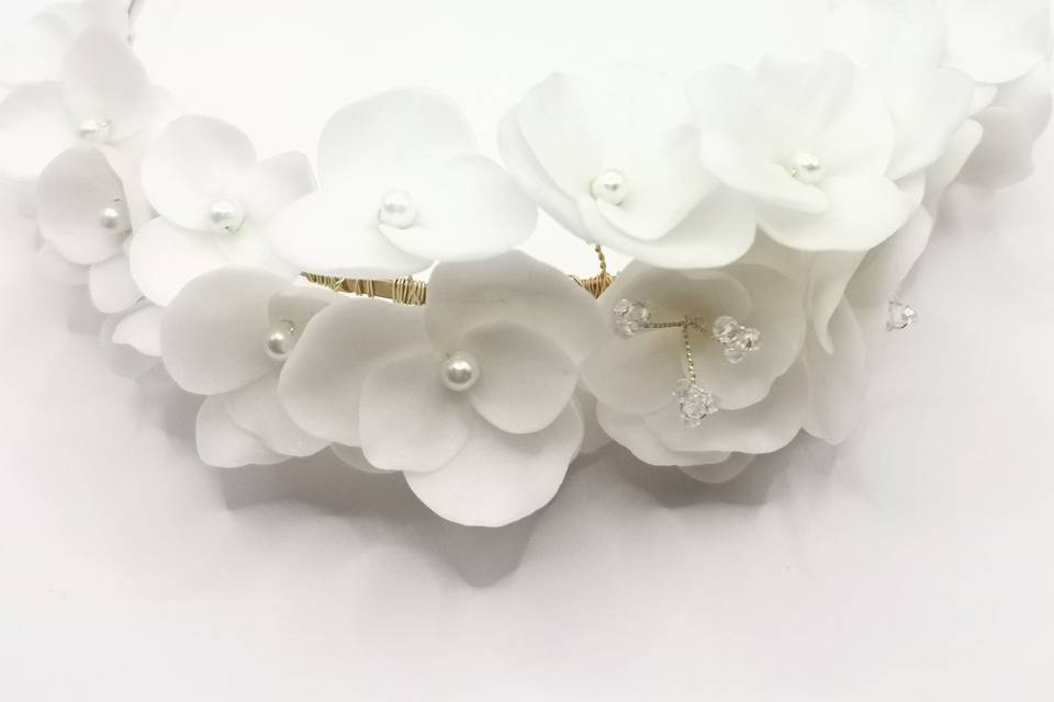 Diadema flores blancas