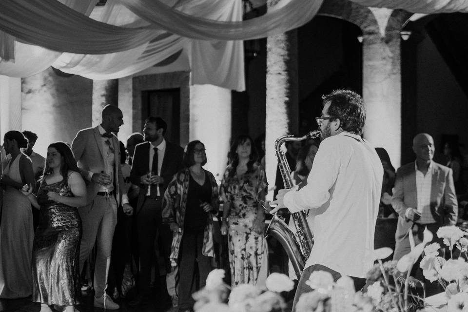 La pista se abre mejor con Sax