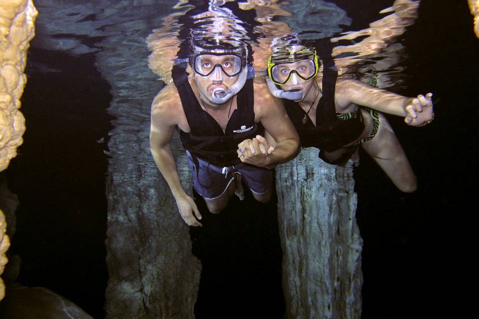 Buceo nocturno en pareja