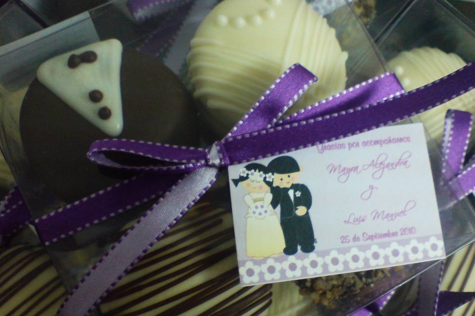 Caja de alfajores pareja de novios