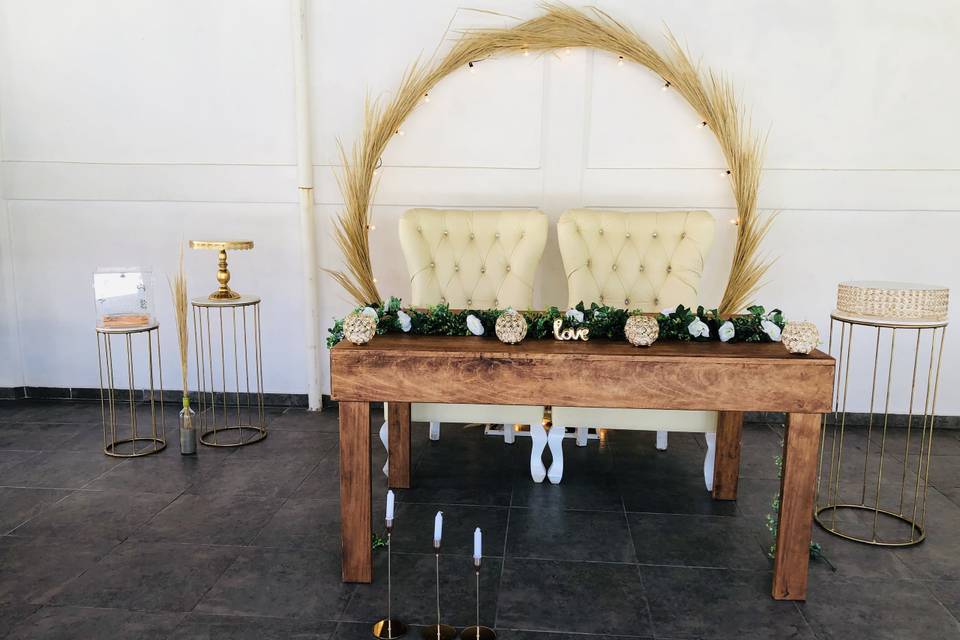 Mesa y sillones para novios