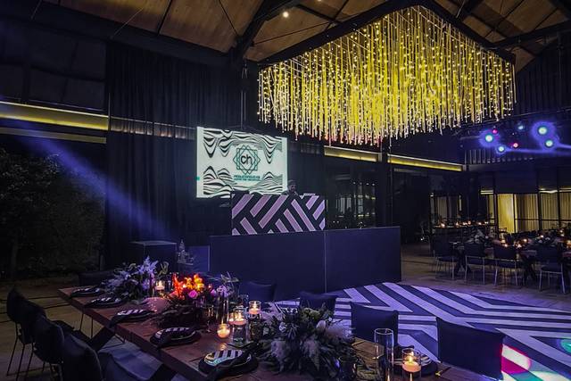 Mesa decorada y luces cálidas en el techo