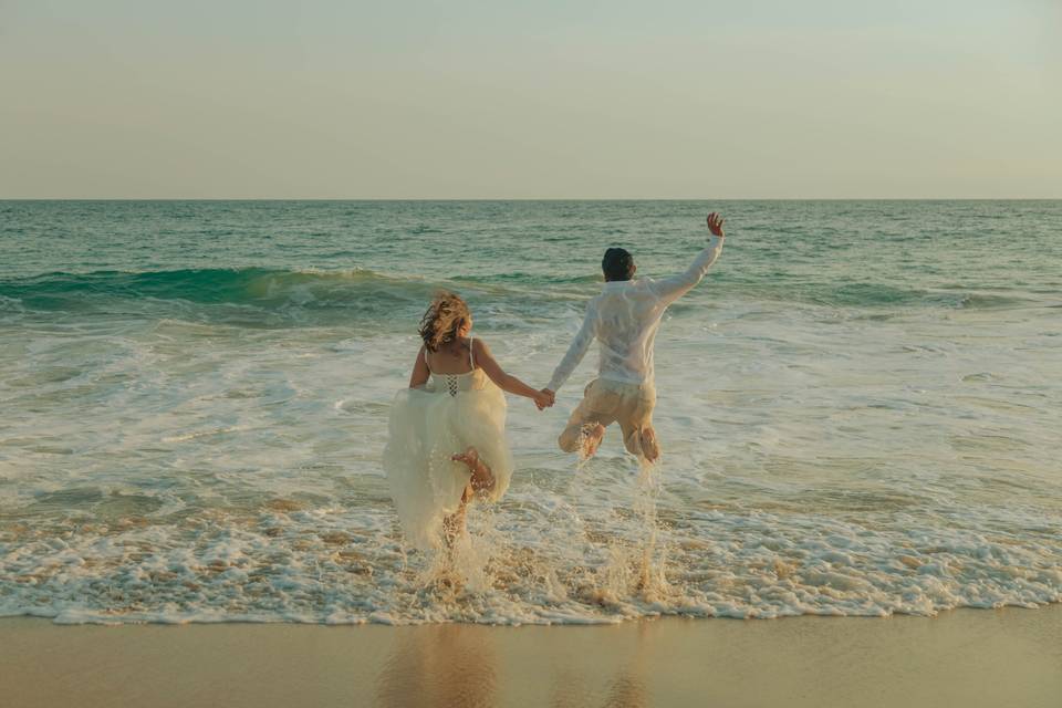 Pareja metiéndose al mar